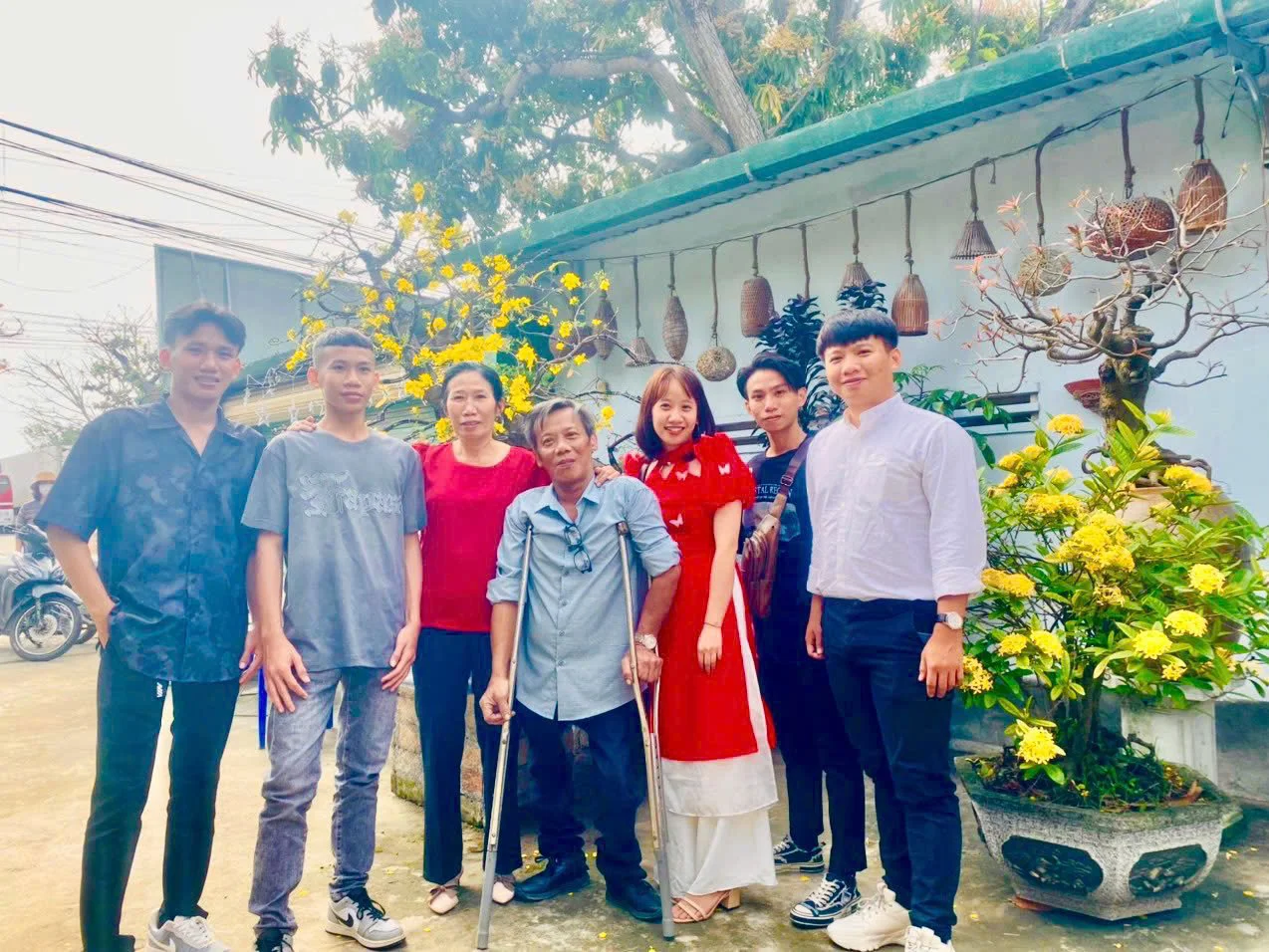 Cảm phục người cha liệt 2 chân nuôi dưỡng 5 người con hiếu học