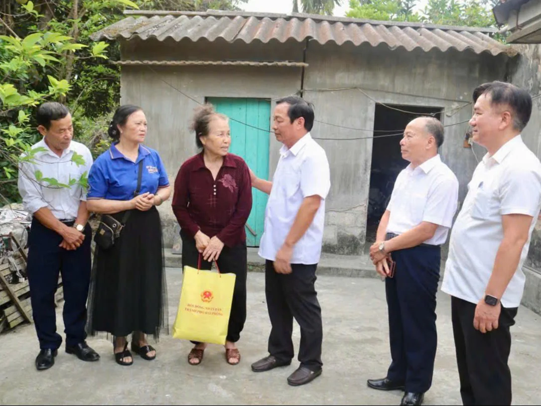 Lãnh đạo TP.Hải Phòng thăm, tặng quà người khuyết tật 