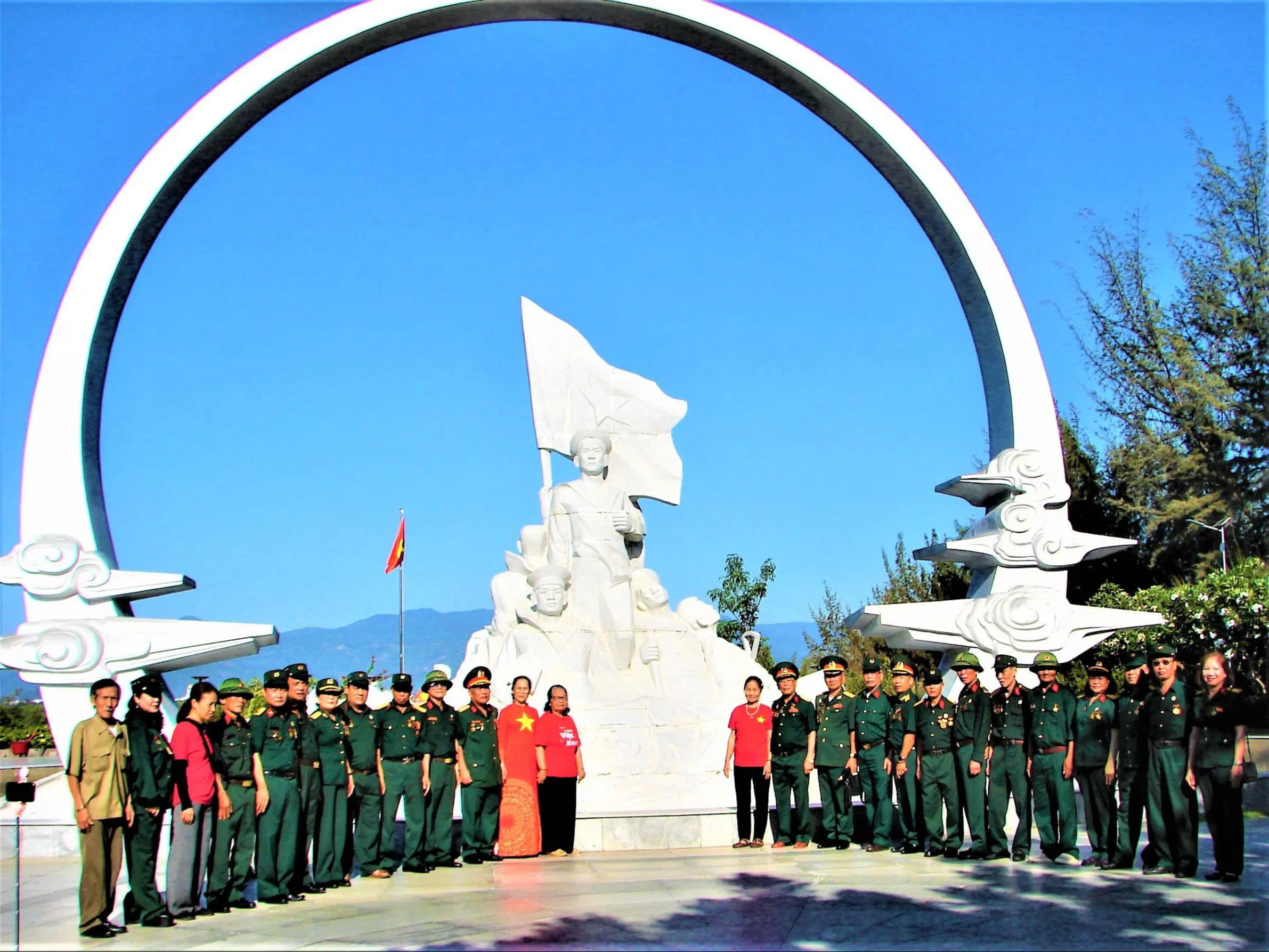 Cựu chiến binh Hải Phòng dâng hương tại Khu tưởng niệm các chiến sĩ Gạc Ma