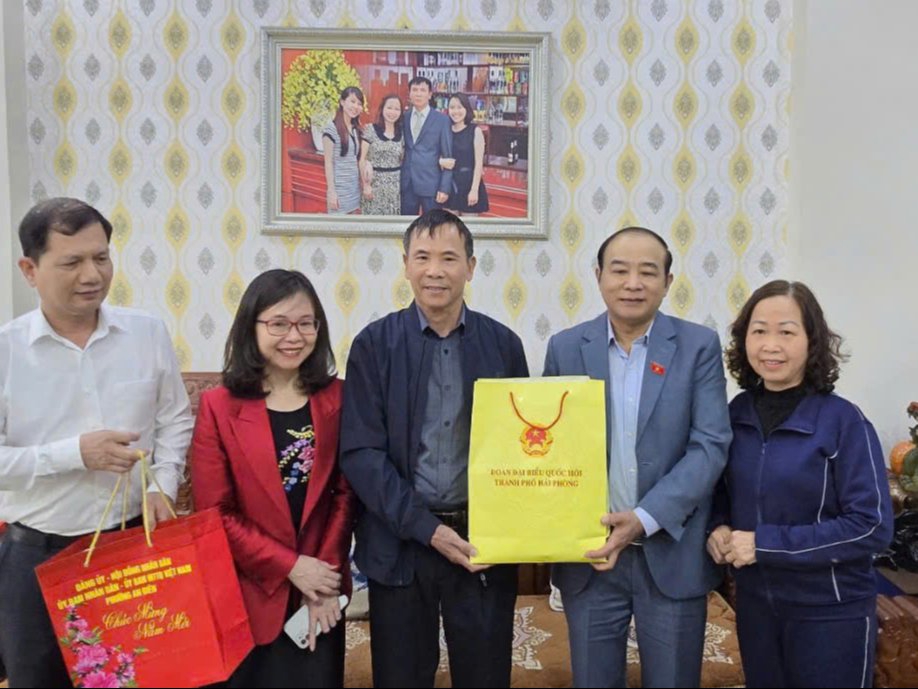 Đoàn Đại biểu Quốc hội TP.Hải Phòng tri ân các gia đình chính sách dịp Tết Nguyên đán