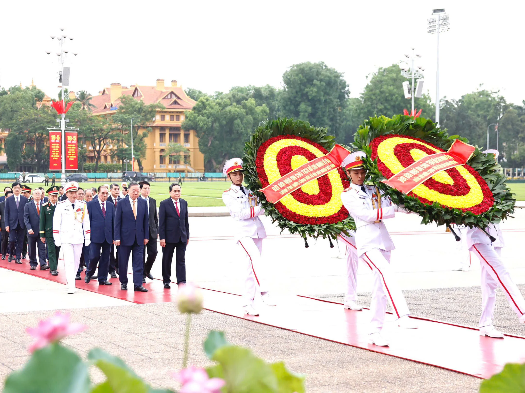 Lãnh đạo Đảng, Nhà nước vào Lăng viếng Bác và dâng hương tưởng niệm các Anh hùng liệt sĩ