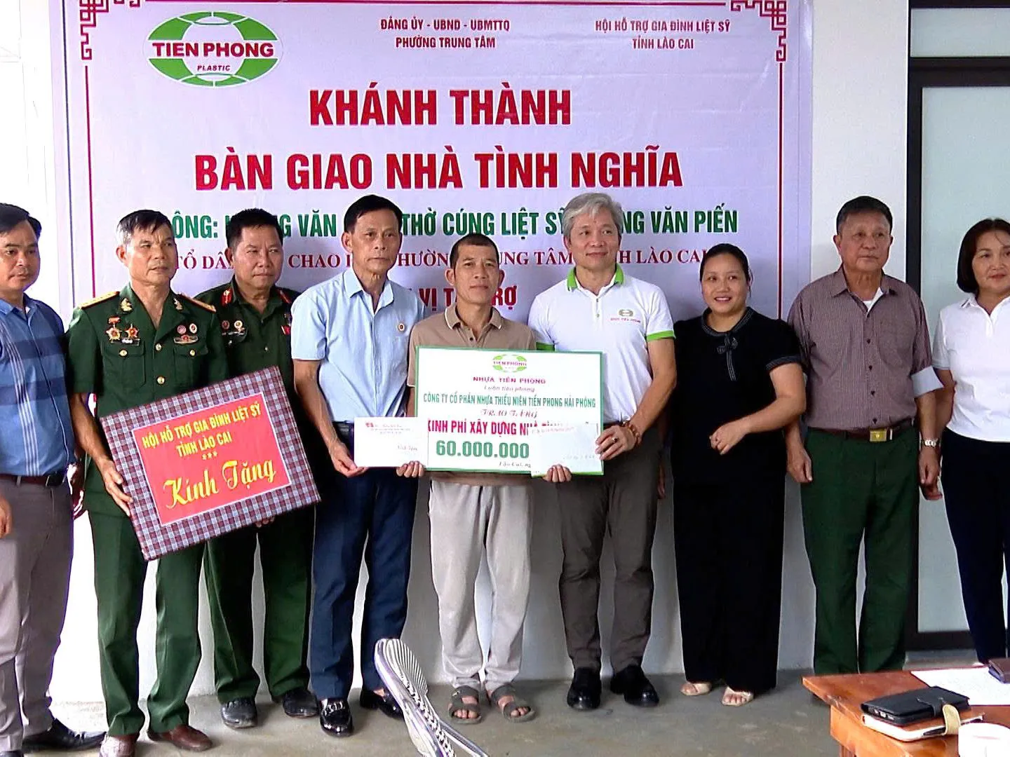 LÀO CAI - KHÁNH THÀNH BÀN GIAO 4 CĂN NHÀ TÌNH NGHĨA CHO THÂN NHÂN LIỆT SỸ