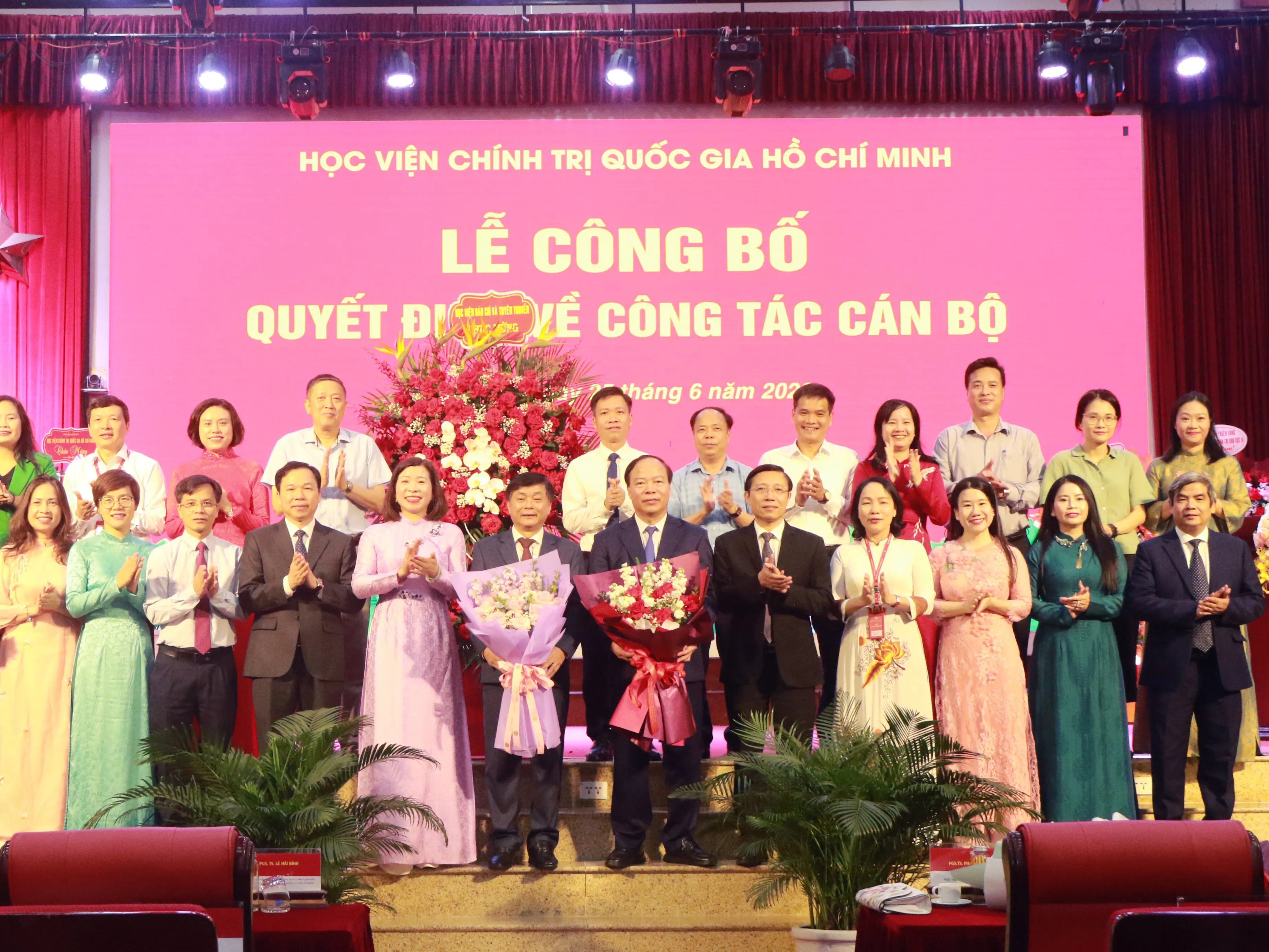 Lễ công bố quyết định bổ nhiệm lại Giám đốc và bổ nhiệm Phó Giám đốc thường trực Học viện Báo chí và Tuyên truyền