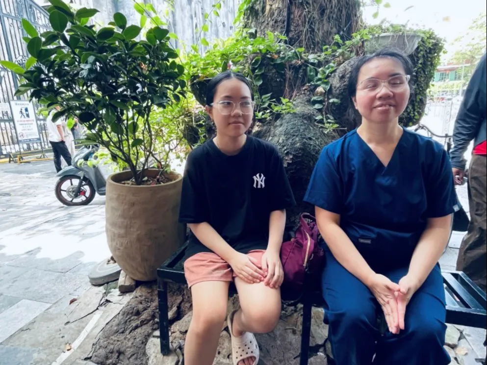 Mẹ khiếm thị chắp cánh ước mơ họa sĩ cho con gái nhỏ