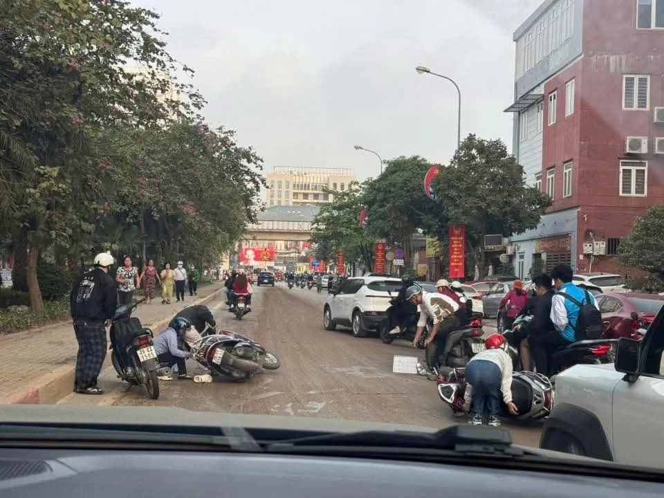Ngã nhào vì bùn đất trên phố Hà Nội