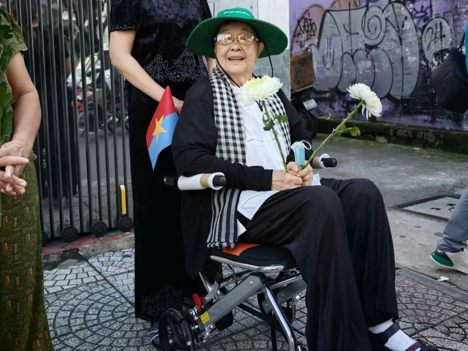 Nhành hoa trắng bên đường
