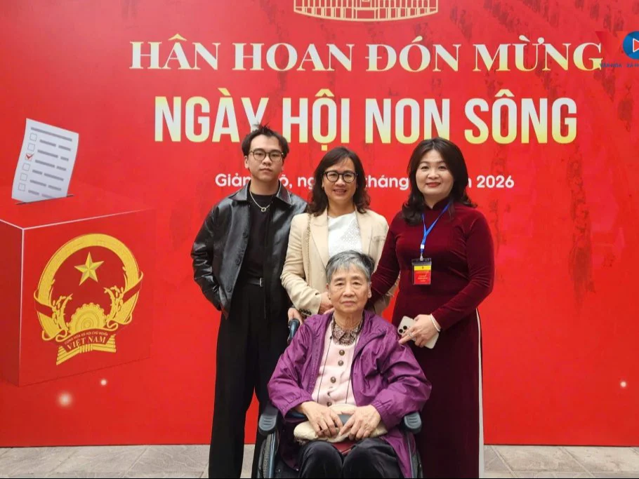 Những cử tri đặc biệt và hành trình trao tận tay lá phiếu