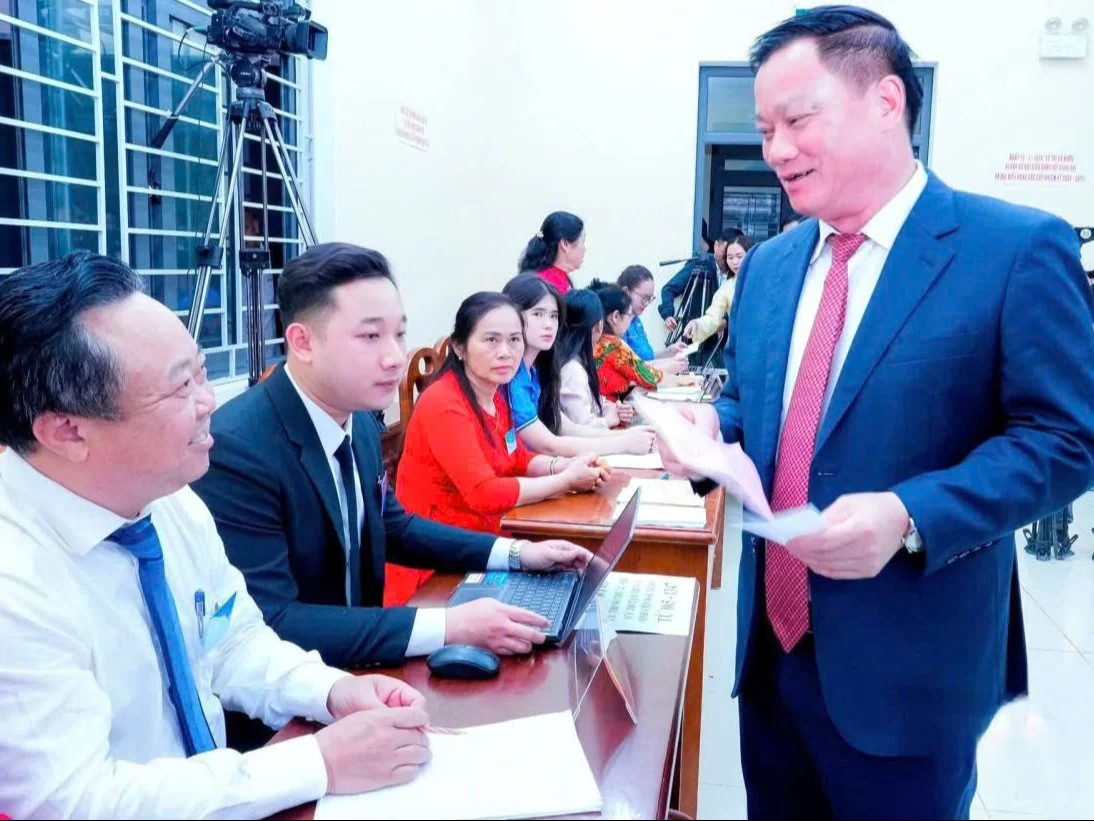 Nô nức “Ngày hội toàn dân” cử tri Nghệ An phấn khởi đi bầu cử