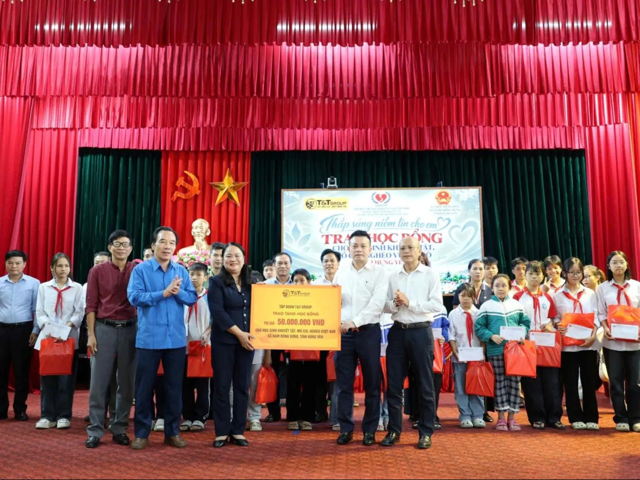 T&T Group trao 100 suất học bổng cho học sinh có hoàn cảnh khó khăn tại Hưng Yên