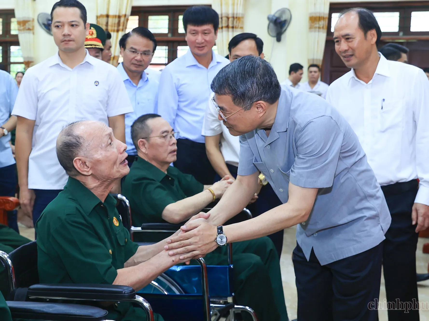 Thủ tướng Lê Minh Hưng thăm, tặng quà các thương binh, bệnh binh tại Ninh Bình