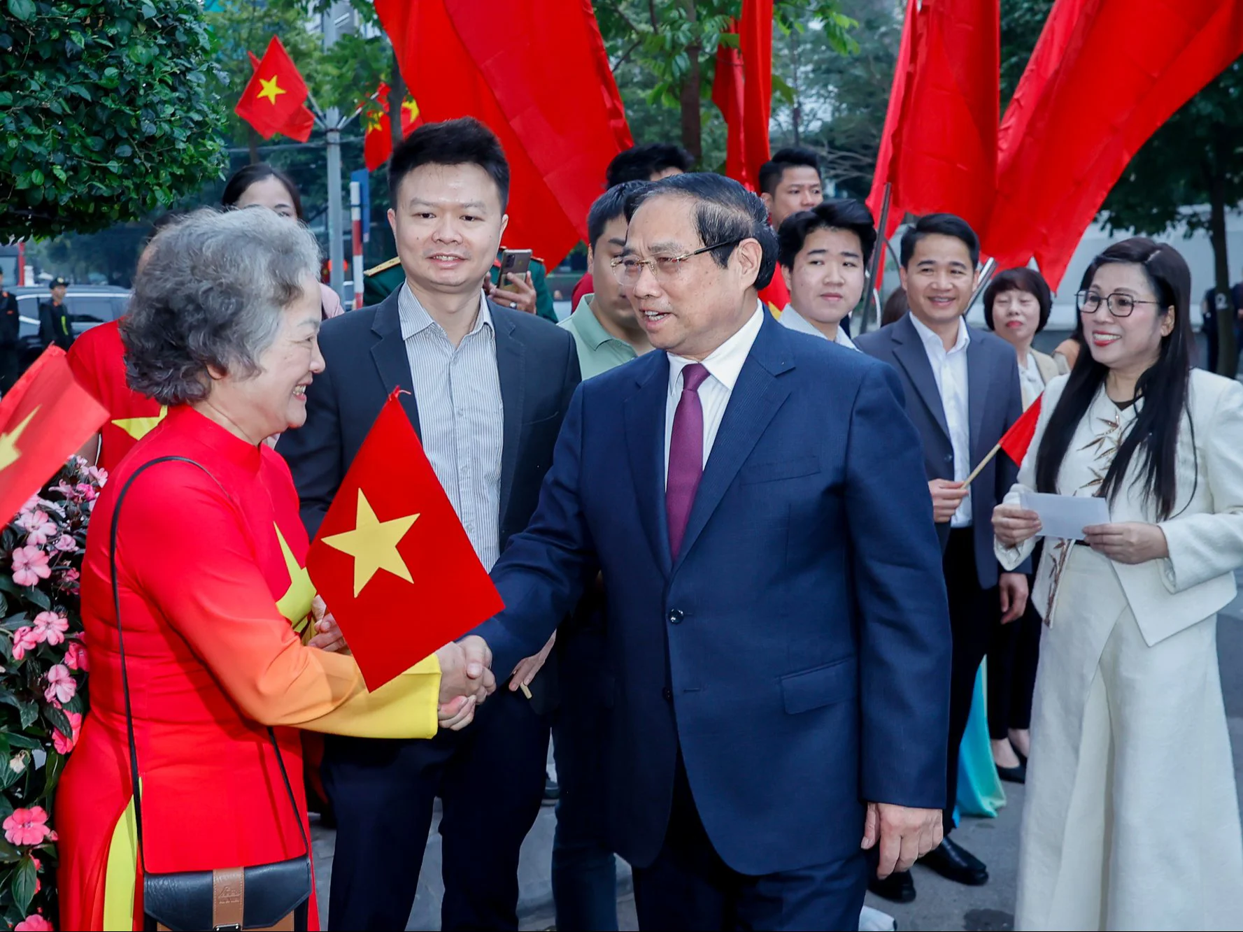 Thủ tướng Phạm Minh Chính cùng cử tri bỏ phiếu bầu cử tại phường Tây Hồ, Hà Nội