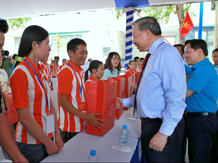 Tổng Bí thư, Chủ tịch nước Tô Lâm nói chuyện với công nhân, người lao động Thành phố Hồ Chí Minh