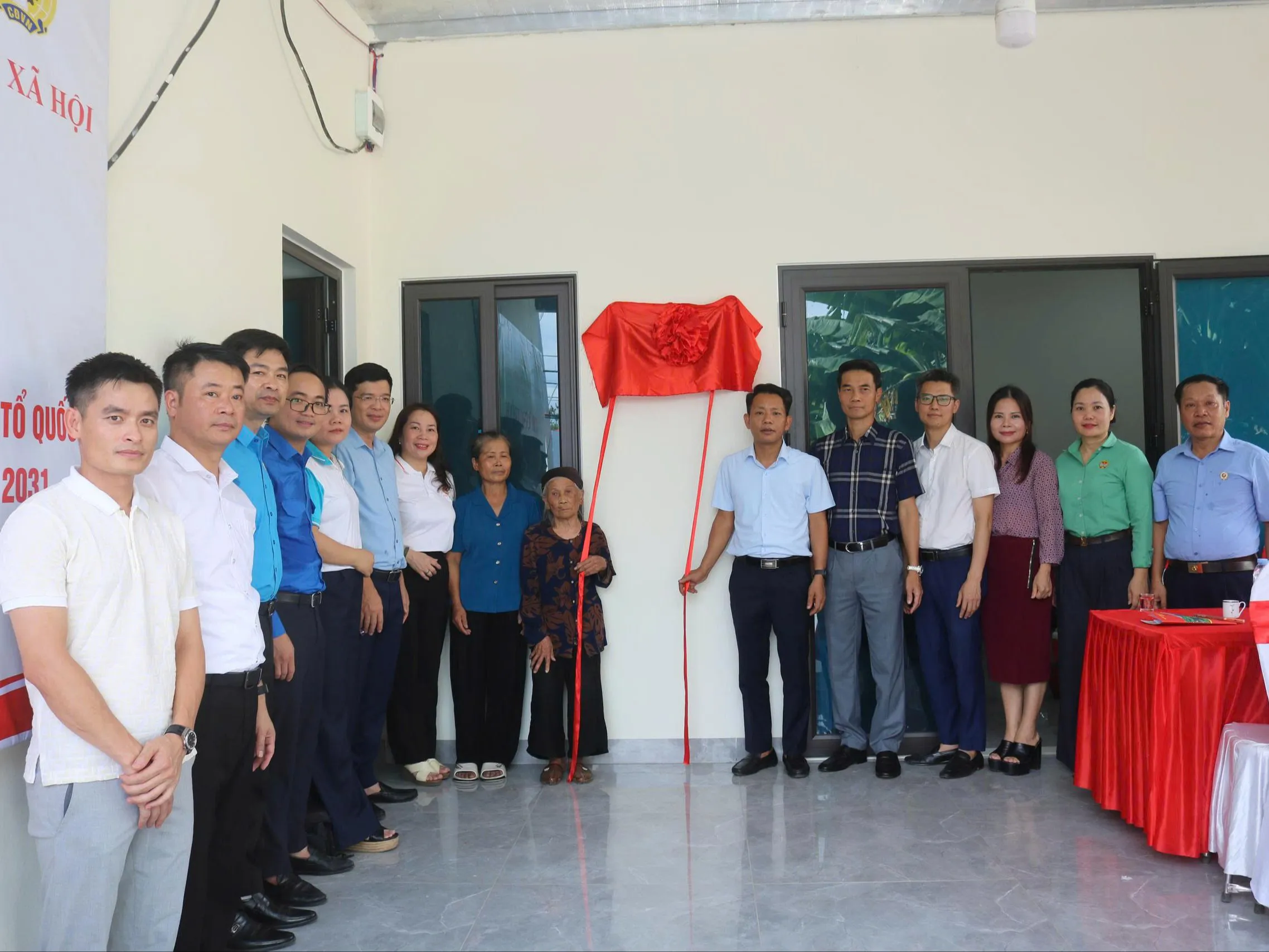 Trao Nhà Đại đoàn kết cho vợ liệt sĩ  tại Quốc Oai