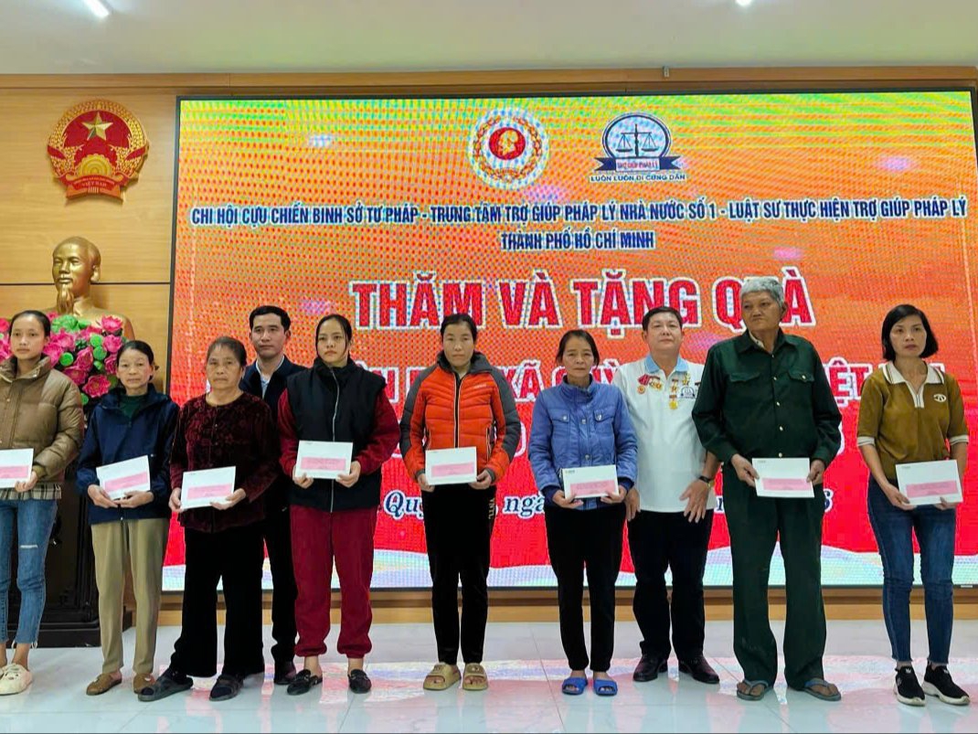 Trao quà tết Bính Ngọ