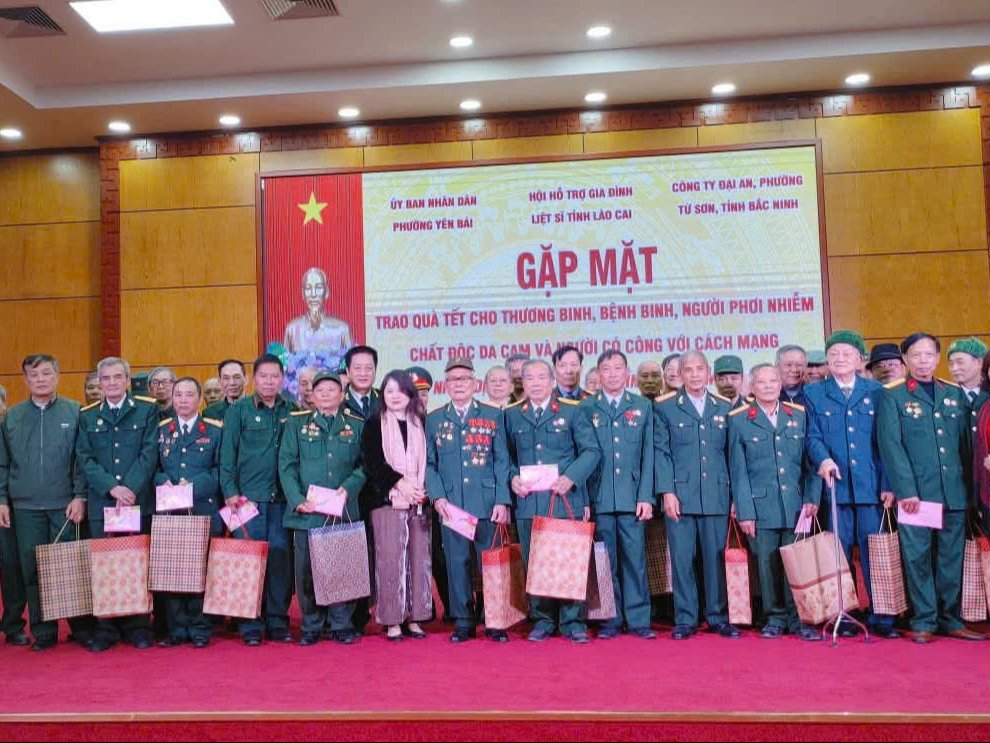 Trao tặng quà tết cho đối tượng thương binh, gia đình liệt sỹ tỉnh Lào Cai