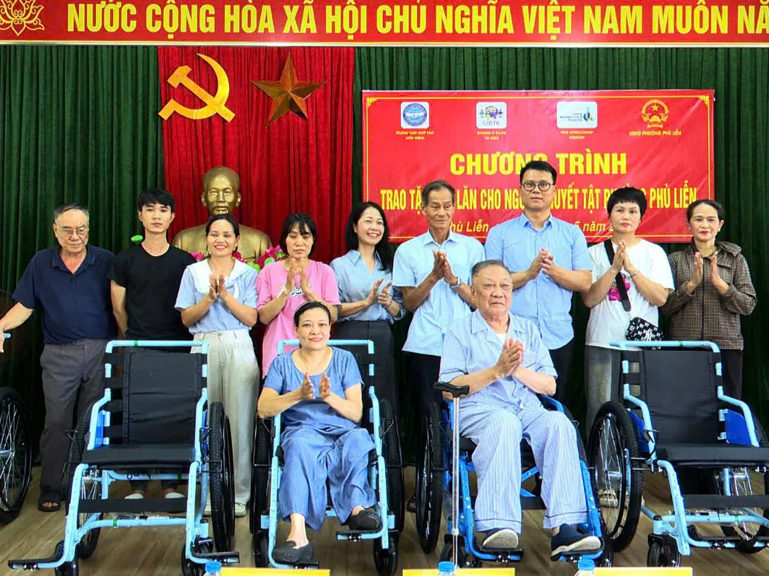 Trung tâm Hợp tác hữu nghị TP.Hải Phòng trao tặng xe lăn cho 50 người khuyết tật