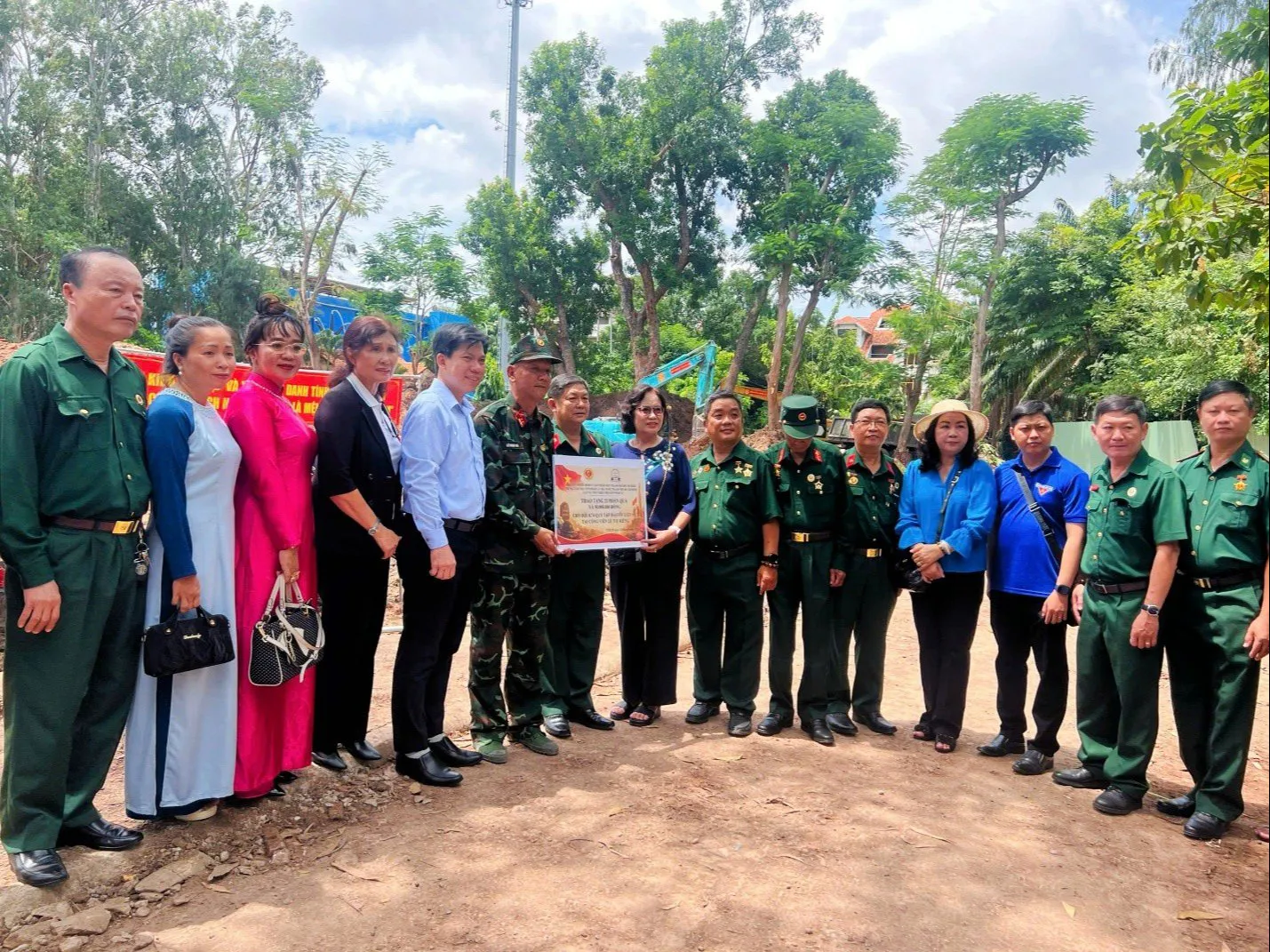 Trung tâm TGPLNN TP.Hồ Chí Minh: Thăm và tặng quà lực lượng làm nhiệm vụ tìm kiếm, quy tập hài cốt Liệt sĩ