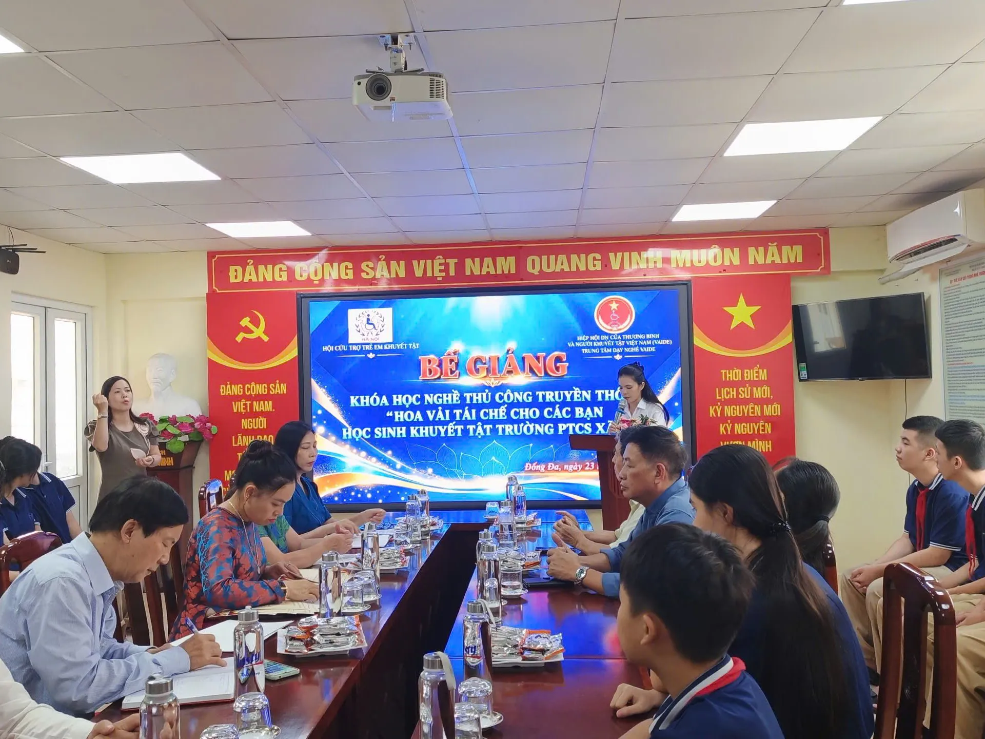 Từ những bông hoa vải tái chế, thắp lên cơ hội hòa nhập cho học sinh khuyết tật