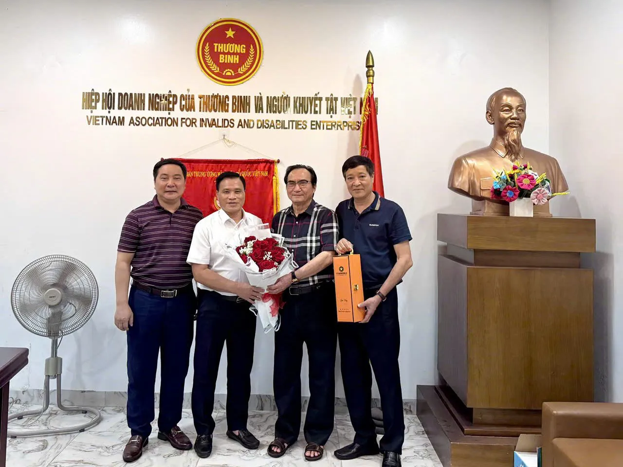 Viện Nghiên cứu Pháp luật và Chính sách Doanh nghiệp tặng hoa Hiệp hội VAIDE nhân dịp 27/7