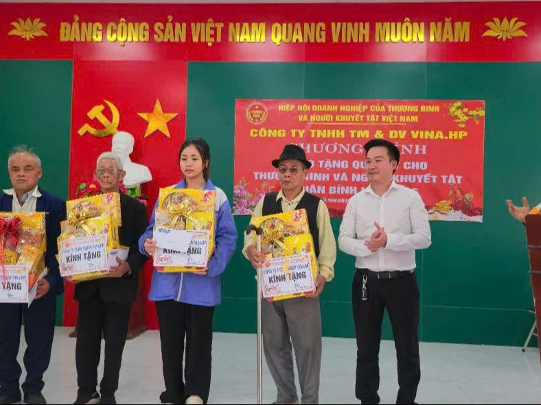 VINA.HP trao quà Tết tới thương binh, người khuyết tật tại xã Kiến Thụy