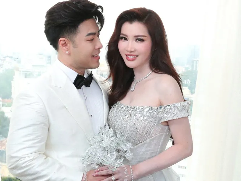 Vợ Akira Phan diện váy cưới giấu 'lời tỏ tình'