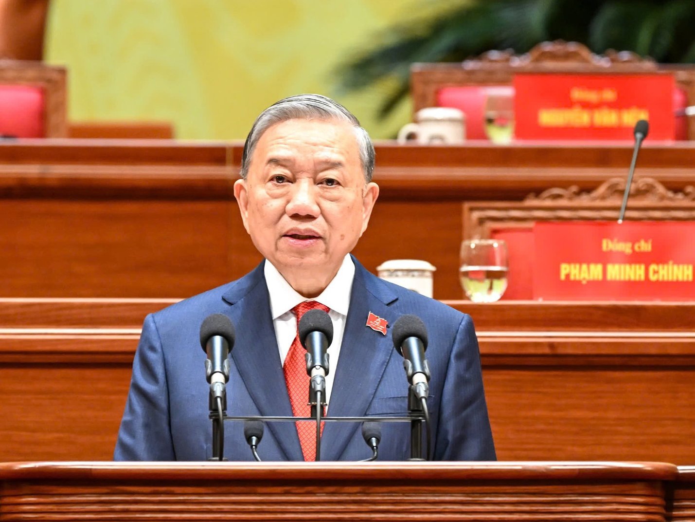 VỮNG BƯỚC DƯỚI CỜ ĐẢNG