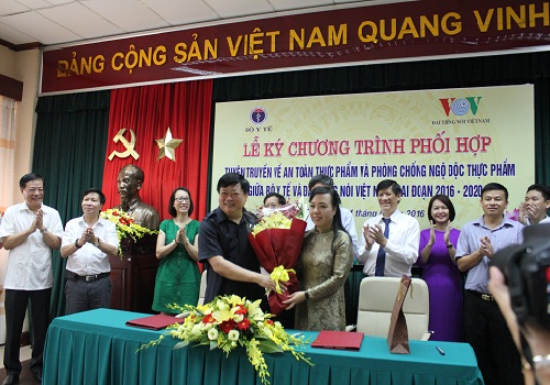  Bộ trưởng Bộ Y tế và Tổng giám đốc Đài TNVN chúc mừng thành công của buổi ký kết