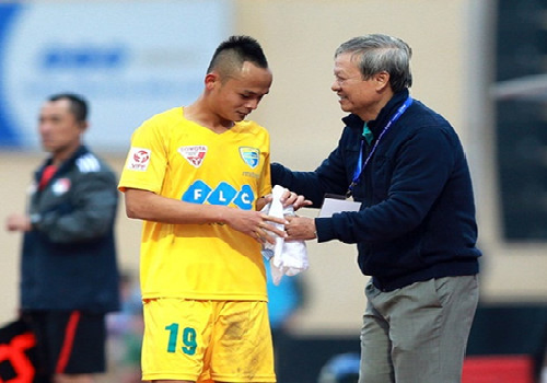 Tiền vệ Lê Quốc Phương cán mốc 100 trận cho Thanh Hóa ở V-League