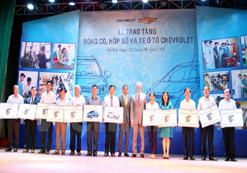 GM Việt Nam tặng ôtô, động cơ phục vụ sinh viên Việt Nam học tập