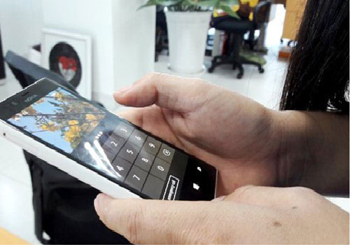 Rước bệnh xương khớp do thói quen lướt smartphone