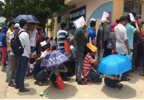 Bao giờ hết cảnh cha mẹ vật vã xếp hàng mua hồ sơ mầm non cho con?