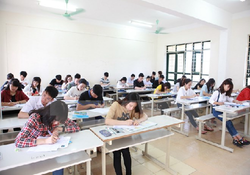 Tạm giữ 3 thí sinh gian lận thi cử bằng thiết bị công nghệ cao