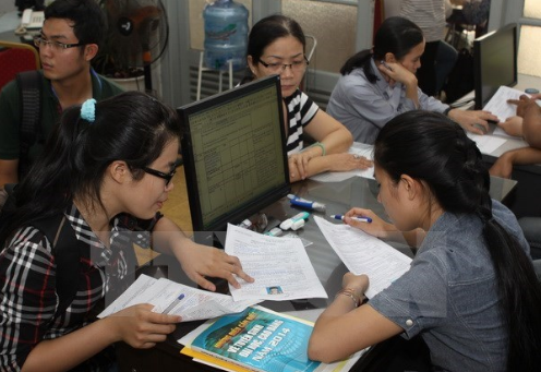 Thí sinh, phụ huynh căng thẳng chọn trường xét tuyển đại học