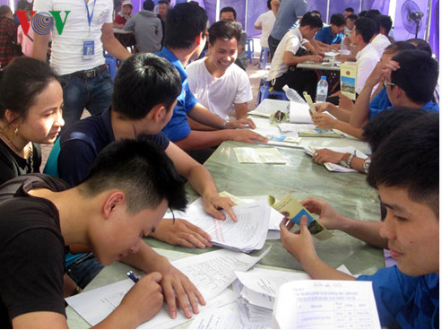 Xét tuyển ĐH 2016: Thí sinh đi hàng trăm cây số để đăng ký trực tiếp