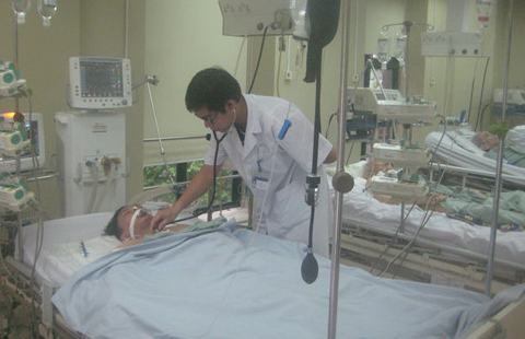 Đi làm trong mưa bão, bị điện giật ngã xuống đường hôn mê