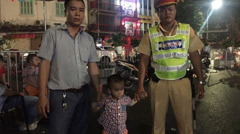 Cảnh báo tình trạng nhiều trẻ em đi lạc ở phố đi bộ Hồ Gươm