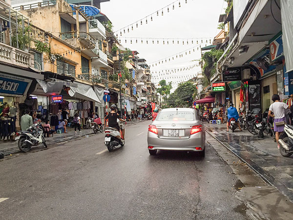 “Vỡ trận” phố đi bộ Hà Nội