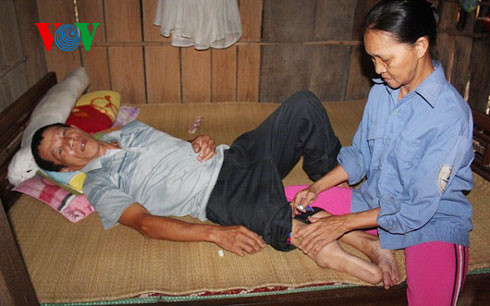 Xót lòng cảnh vợ nghèo chăm chồng tật nguyền qua cơn đói