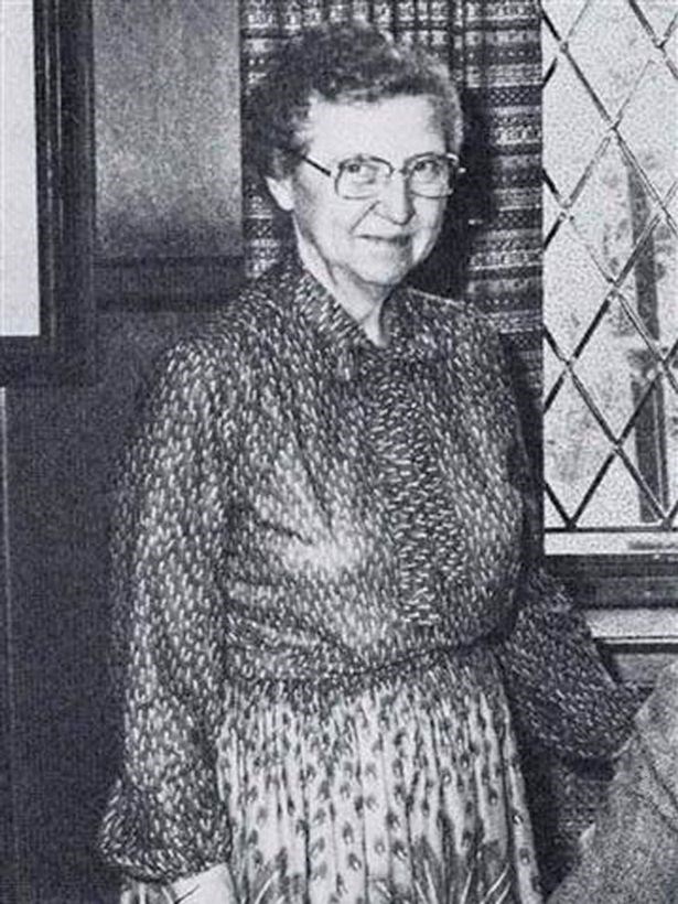 Cụ bà 99 tuổi kỷ niệm 80 năm trong nghề thư ký