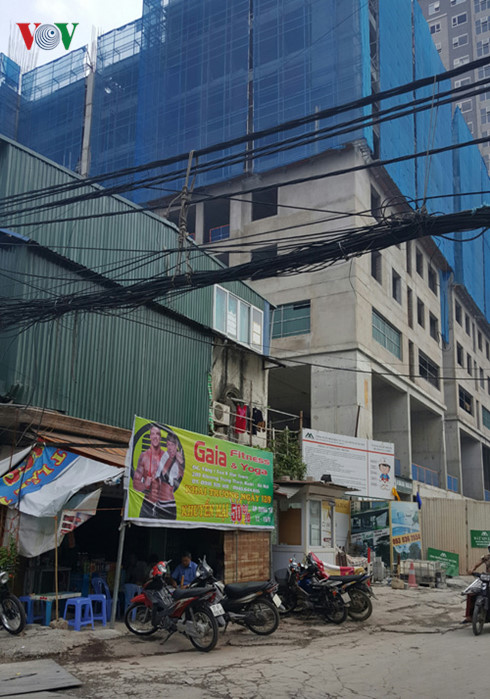 Phố nhỏ Hà Nội “gồng” mình “gánh” chung cư