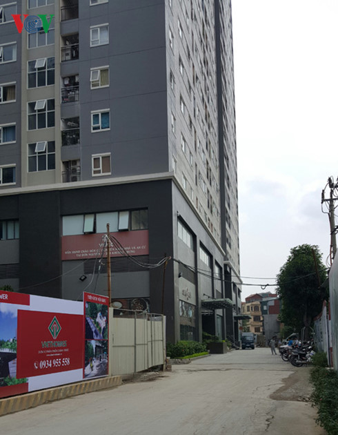 Phố nhỏ Hà Nội “gồng” mình “gánh” chung cư