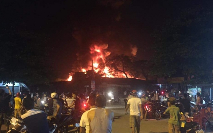 Cháy lớn thiêu rụi 600 kiot chợ huyện Hương Khê