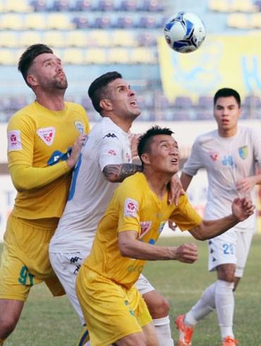 Những gợn sóng V-League 2016
