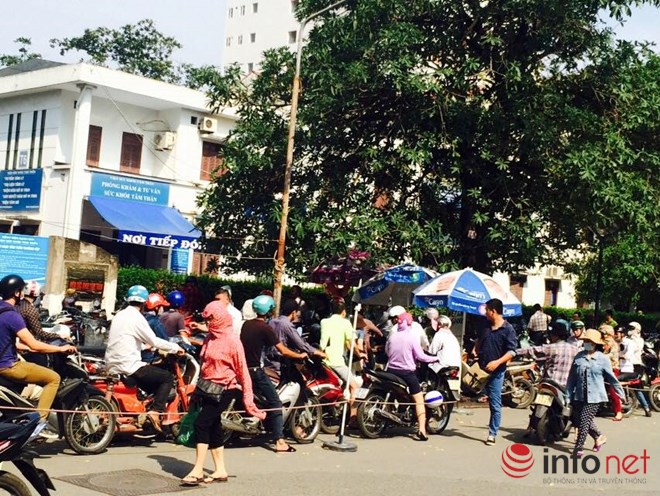 Người dân phát khóc vì không gửi được xe vào bệnh viện Bạch Mai