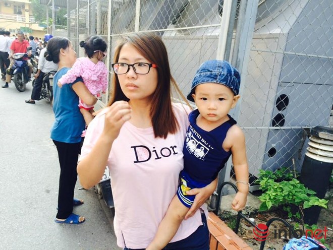 Người dân phát khóc vì không gửi được xe vào bệnh viện Bạch Mai