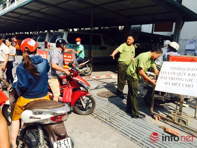 Người dân phát khóc vì không gửi được xe vào bệnh viện Bạch Mai