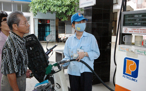 Xăng dầu giảm giá 300 đồng/lít vào các ngày thứ Bảy