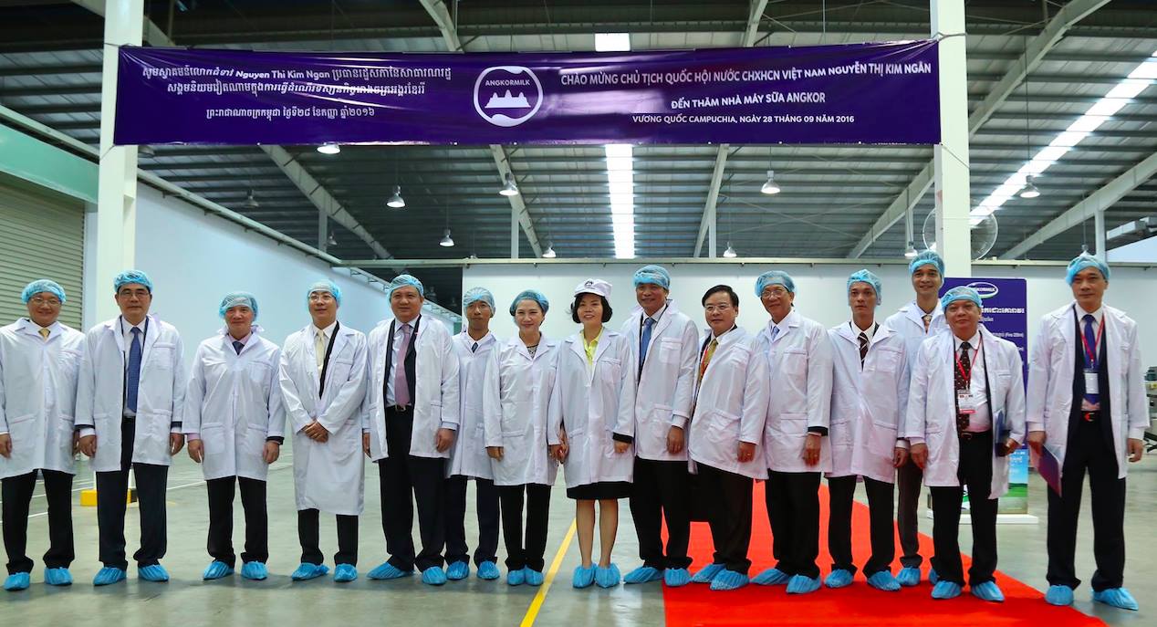 Đoàn đại biểu Quốc hội Việt Nam thăm nhà máy sữa Angkor của Vinamilk tại Campuchia
