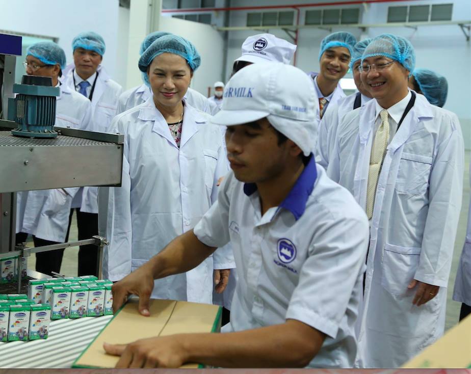 Đoàn đại biểu Quốc hội Việt Nam thăm nhà máy sữa Angkor của Vinamilk tại Campuchia
