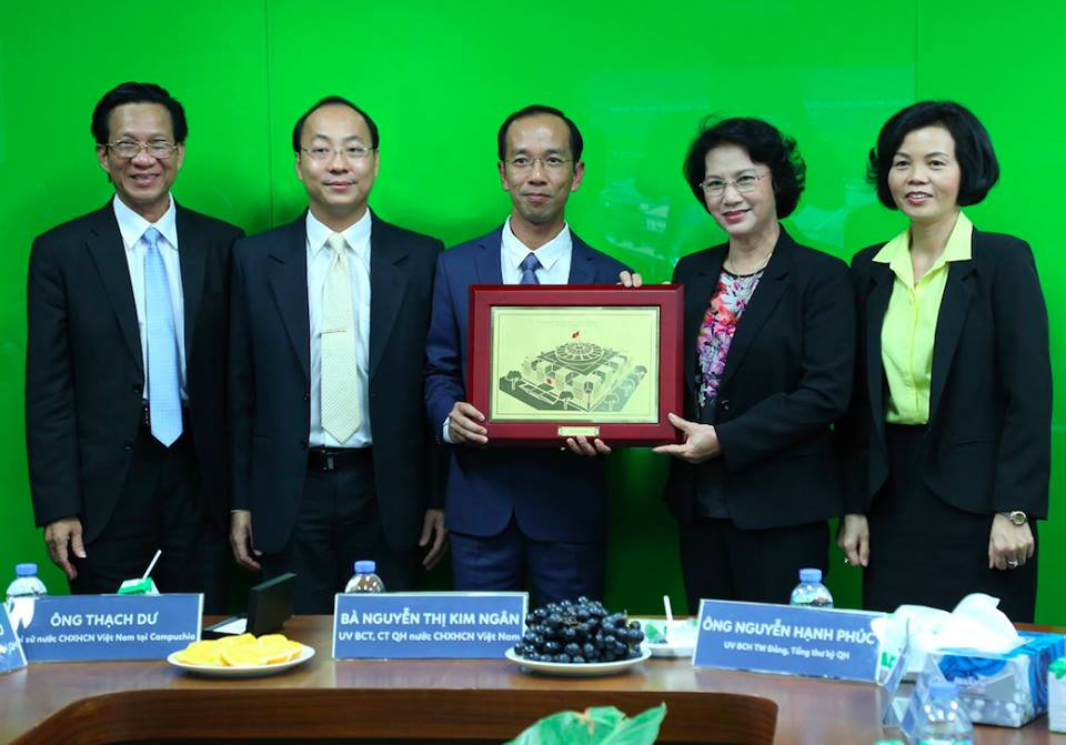 Đoàn đại biểu Quốc hội Việt Nam thăm nhà máy sữa Angkor của Vinamilk tại Campuchia